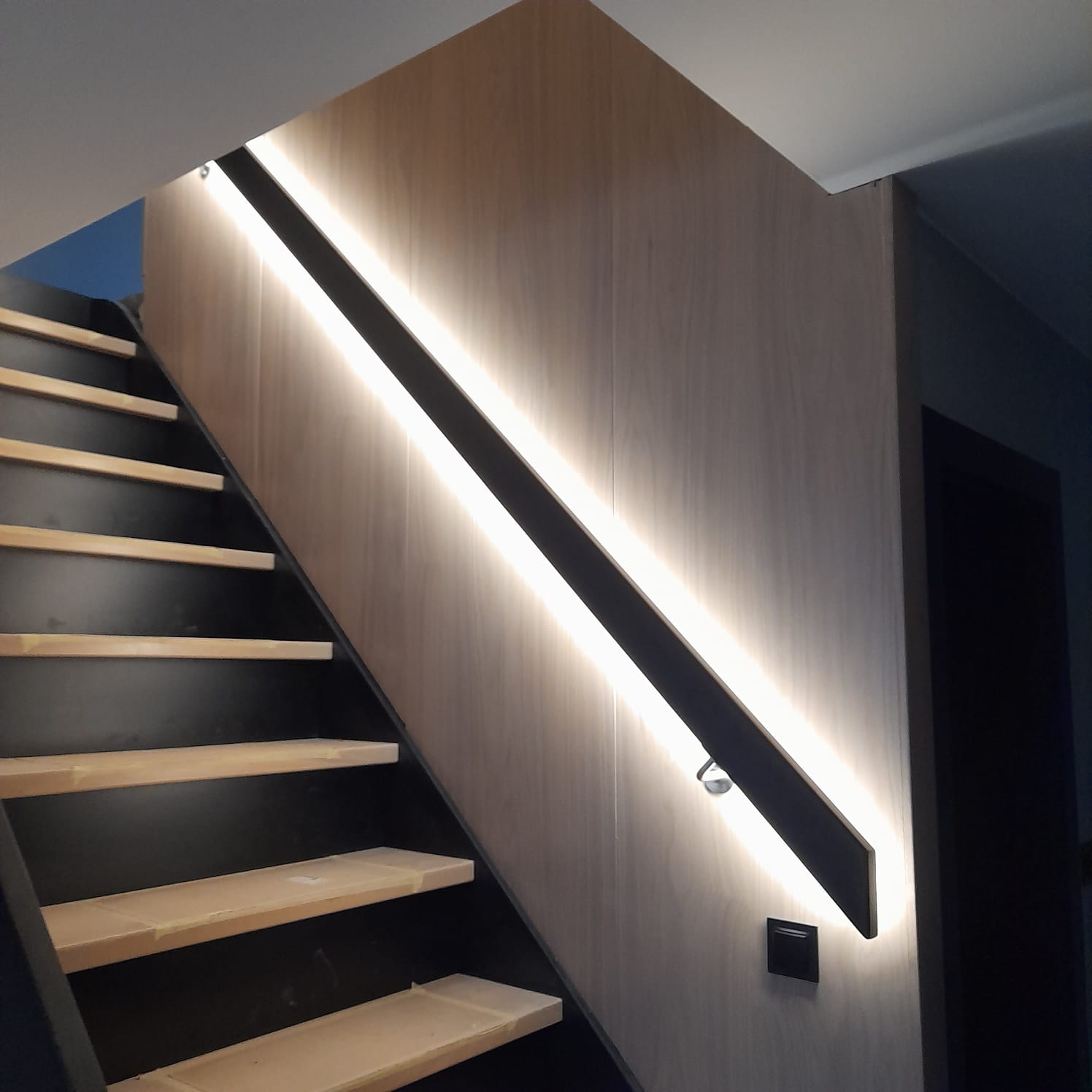 Oświetlenie schodów z wykorzystaniem profilu LED w zabudowie ściennej