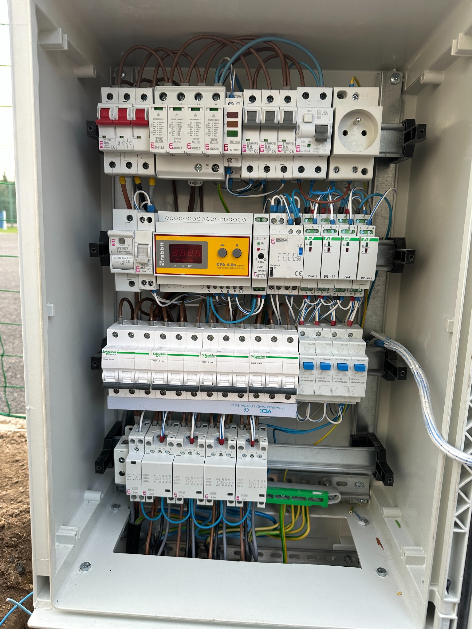 Rozdzielnica oświetlenia boiska – wnętrze z aparaturą i okablowaniem
