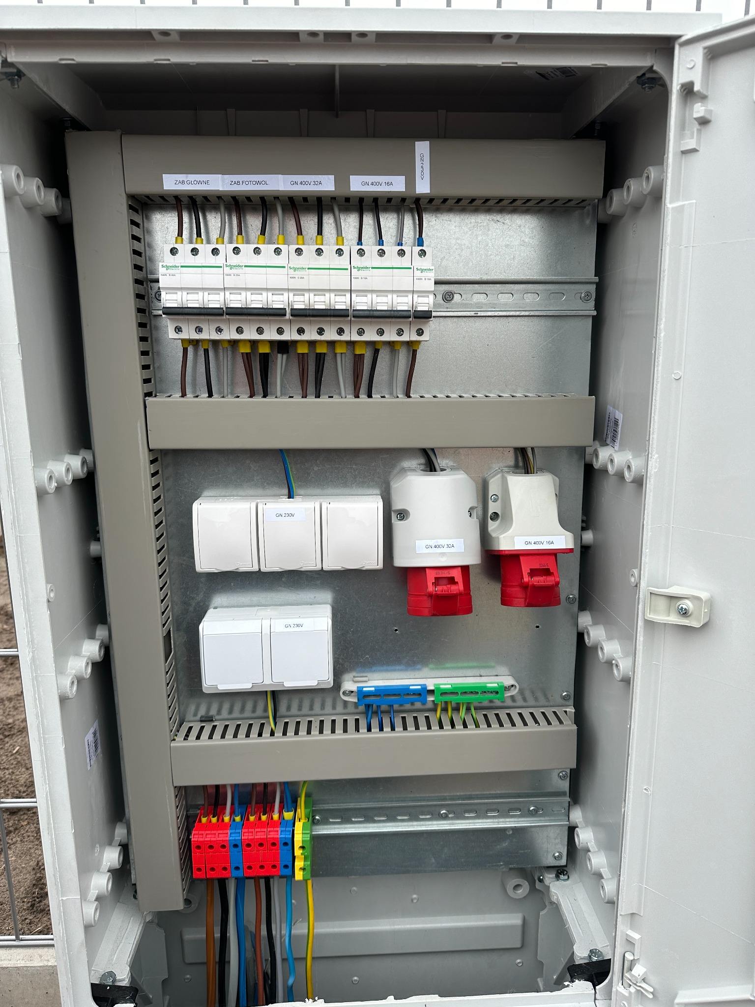 Szafa z gniazdami 230/400 V do zasilania zewnętrznego