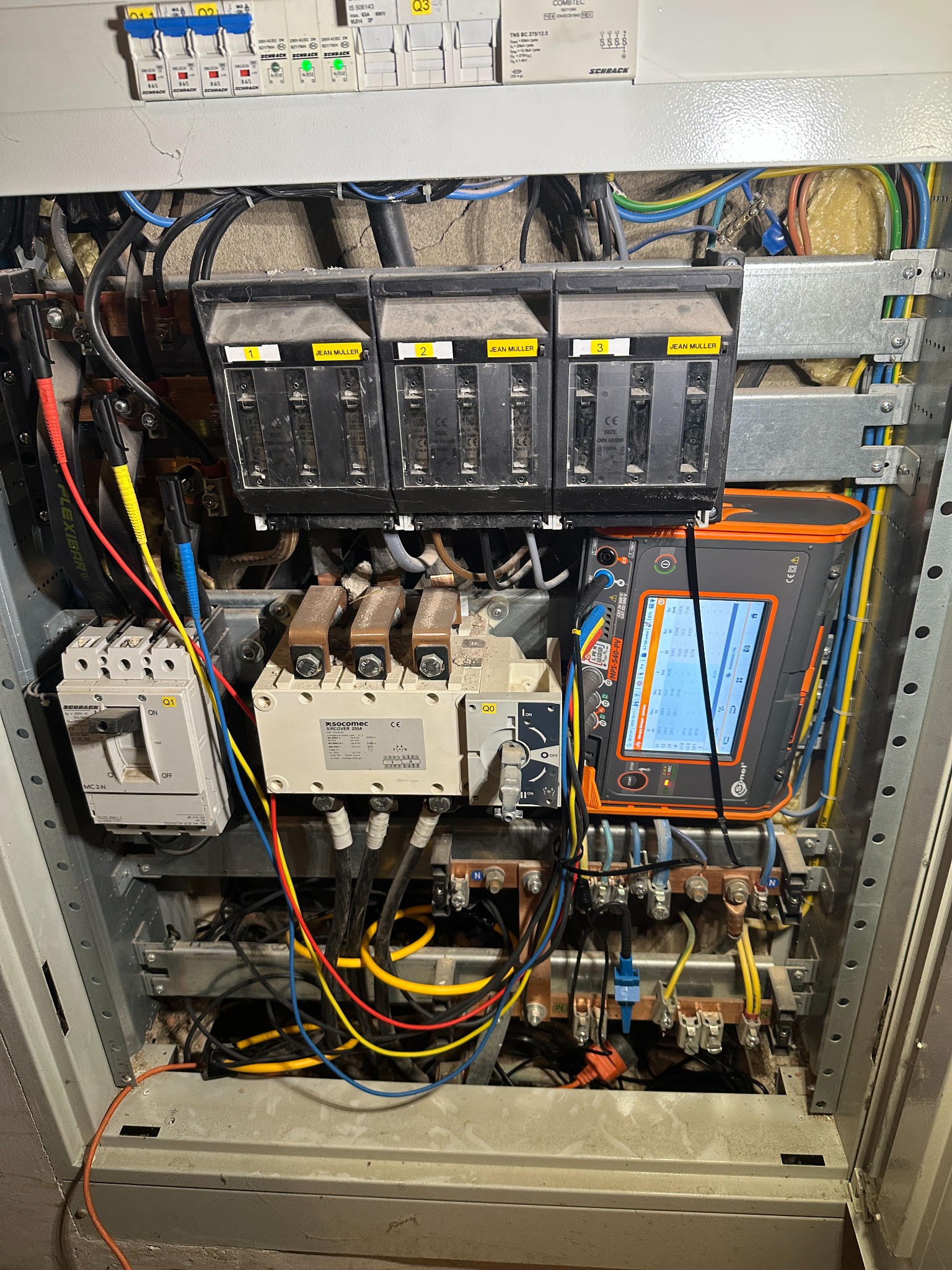 Analizator jakości energii zamontowany w rozdzielnicy nN