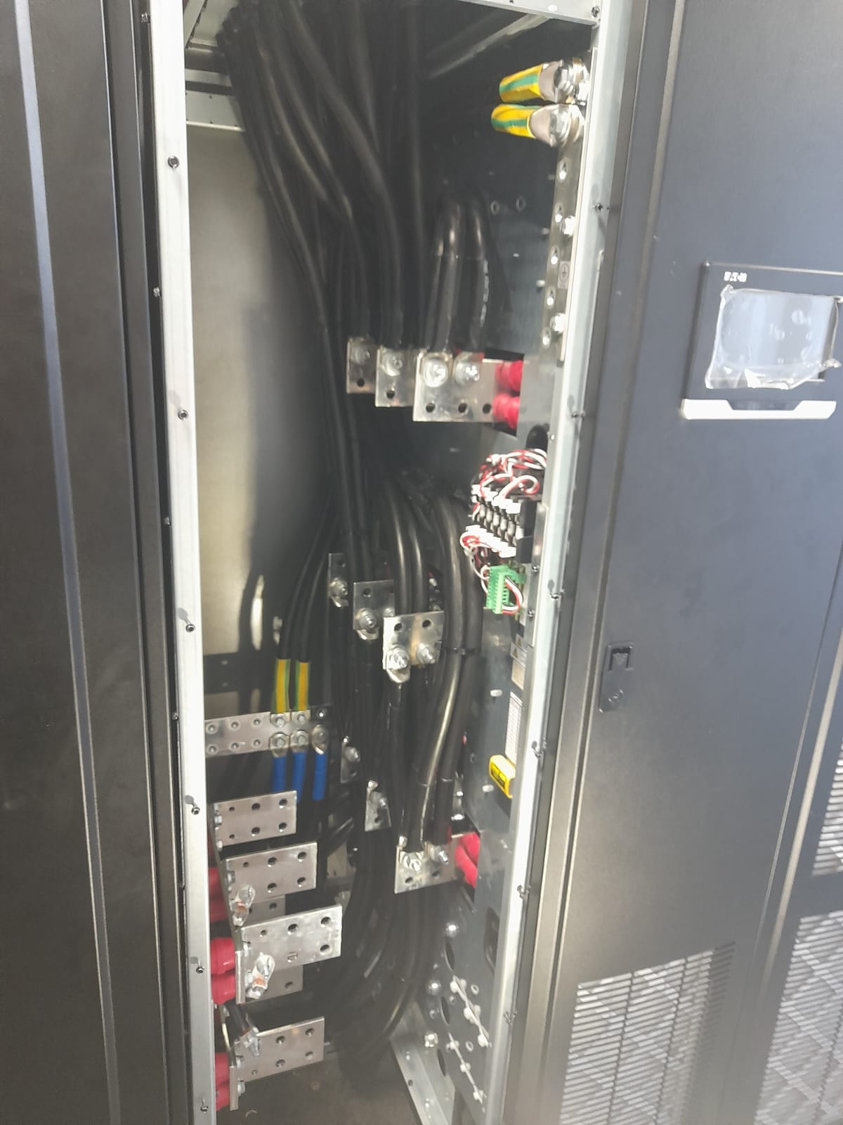 Boczny widok rozdzielnicy mocy z wielotorowymi odpływami kablowymi i listwami połączeniowymi