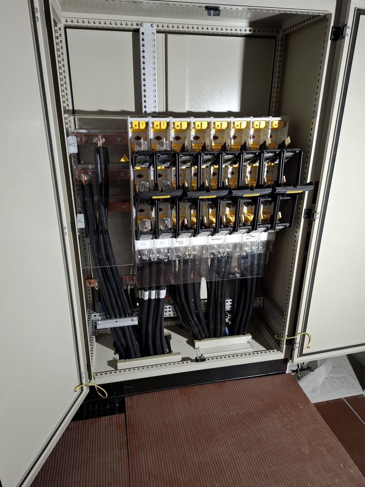 Pole rozdzielnicy mocy po zabudowie wkładek bezpiecznikowych – gotowe do pracy