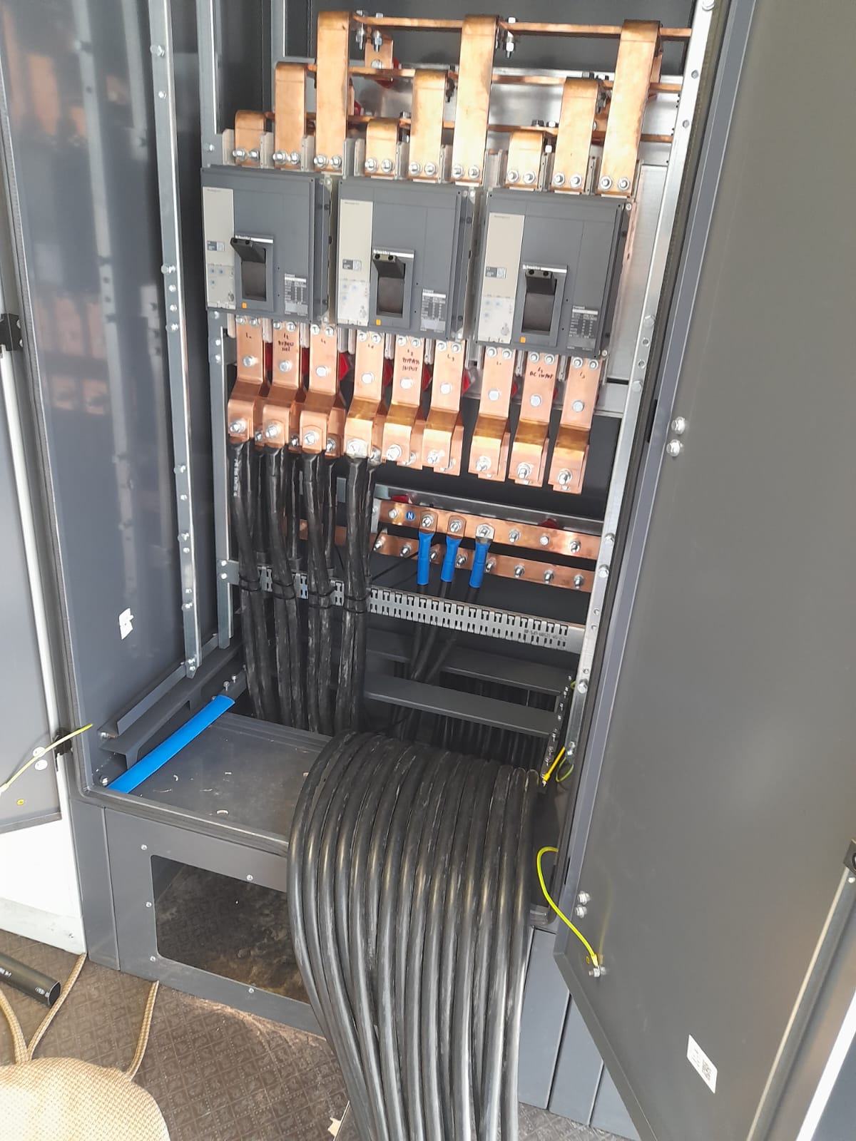 Rozdzielnica mocy z torami Cu i wyjściami kablowymi – widok na odpływy