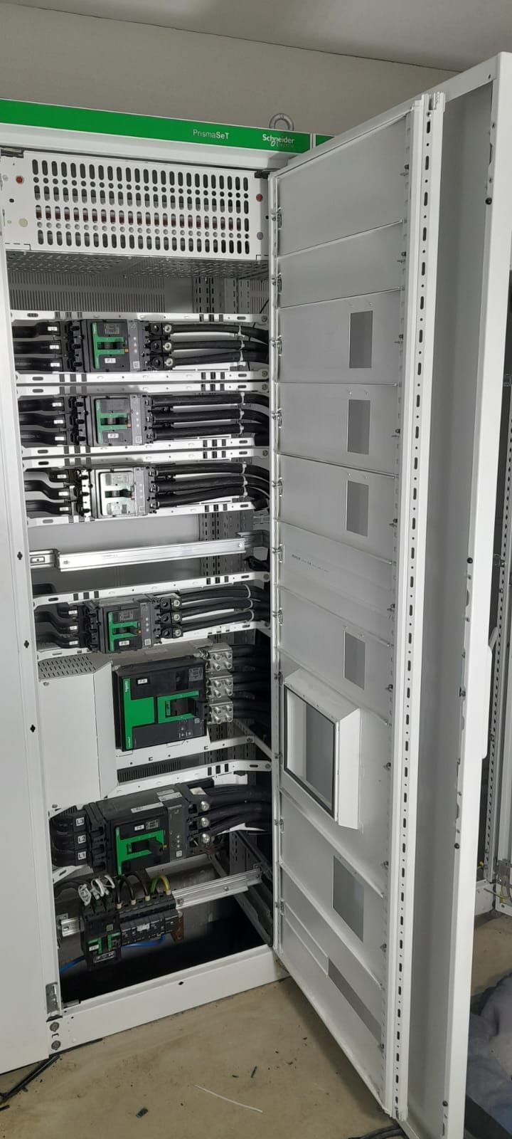 Prefabrykowana rozdzielnica mocy Schneider PrismaSeT z wyłącznikami kompaktowymi