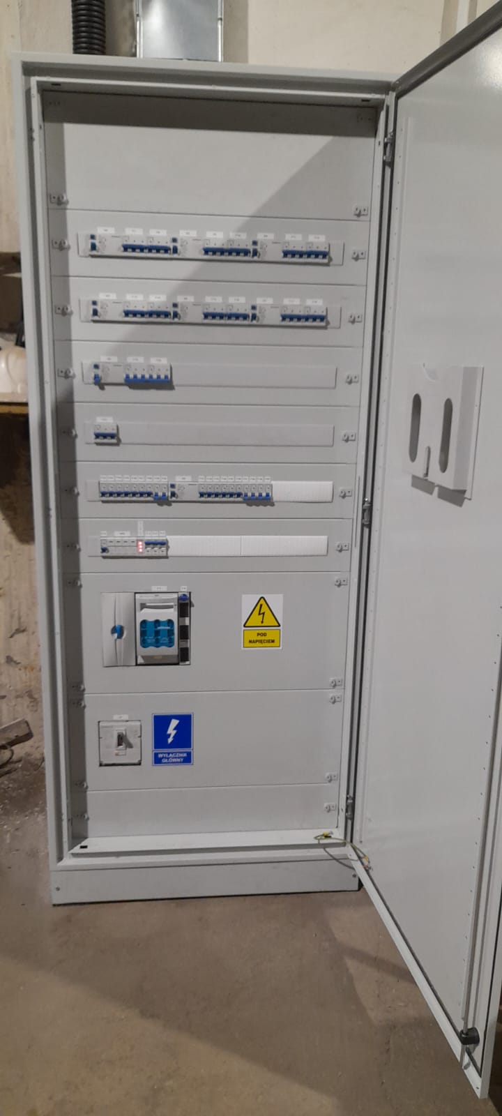 Gotowa rozdzielnica modułowa nN po prefabrykacji w warsztacie IMT