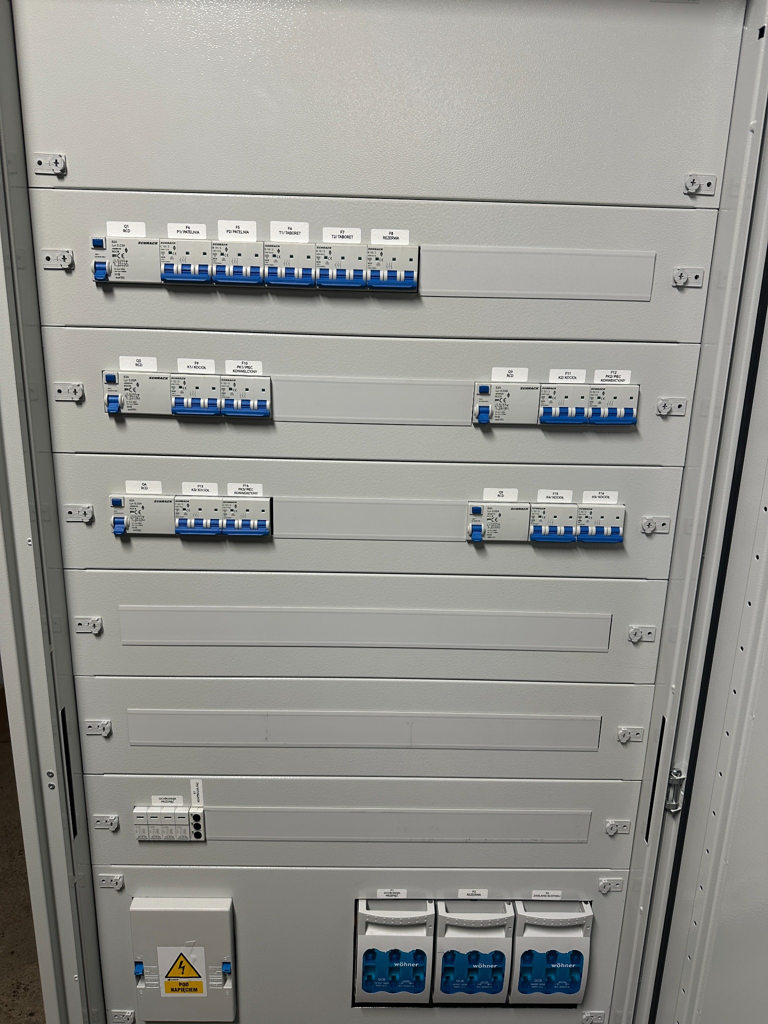 Prefabrykowana rozdzielnica główna nN – widok od frontu