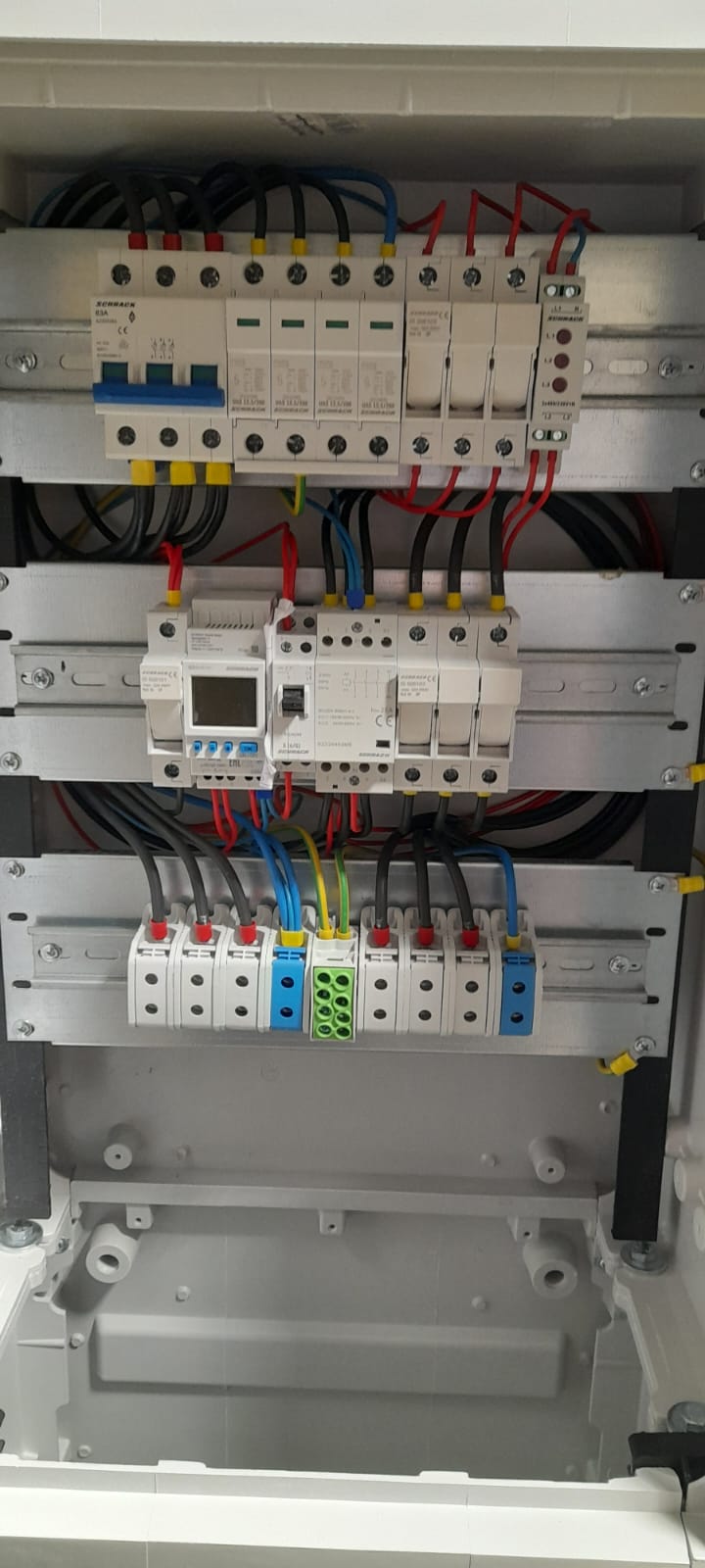 Rozdzielnica sterowania z zabezpieczeniami przepięciowymi SPD i aparaturą sterującą