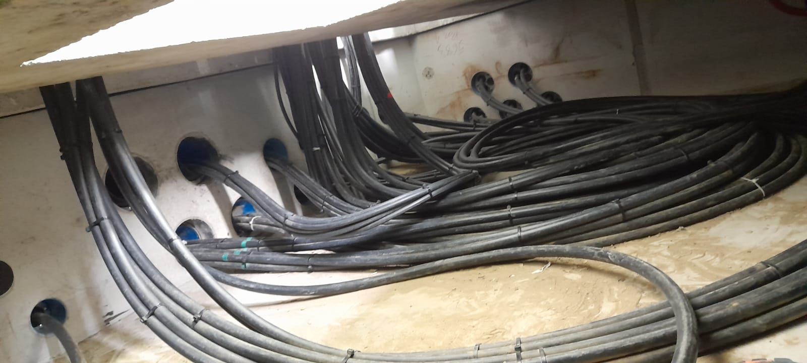 Kanał kablowy pod transformatorem z ułożonymi kablami zasilającymi